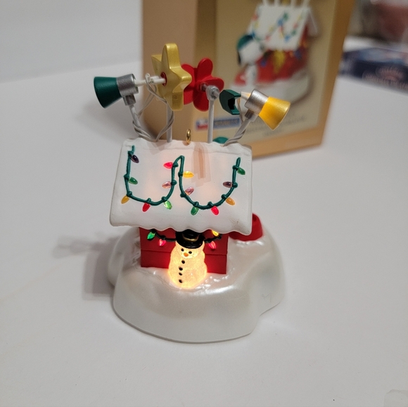 Peanuts Hallmark Keepsake Ornament 2003 World-Famous Christmas Decorator Snoopy - Picture 5 of 5